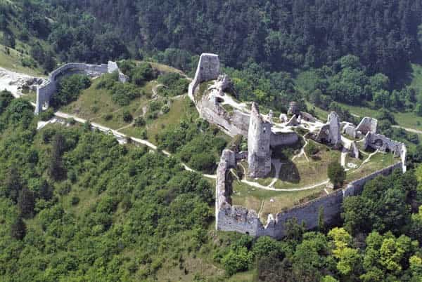 slovakia ruin of cachtice castle